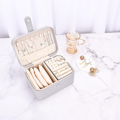 2 Layer Portable Jewelry Box, Large Jewelry Travel Case with 4 Jewelry Pouches, Medium Size Jewelry Organizer Box for Earrings, Necklaces, Bracelets (light gray)